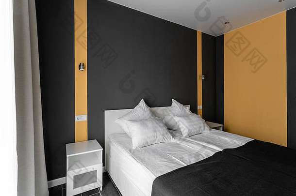 黎明。酒店<strong>标准间</strong>。带有白色枕头的现代卧室。简洁时尚的内饰。