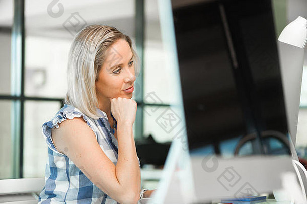 女人工作电脑