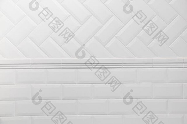 浴室墙平铺的斯堪的那维亚风格白色灌浆连接瓷砖布局人字砖墙