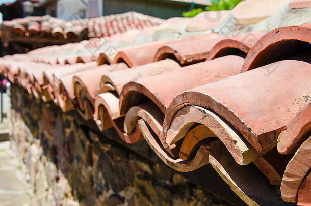 关闭石头栅栏覆盖屋顶粘土瓷砖索佐波尔保加利亚