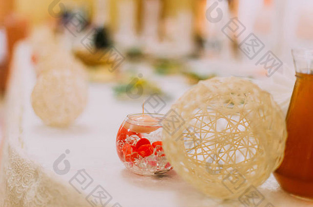 婚礼桌上装饰着蜡烛和线团的特写镜头。