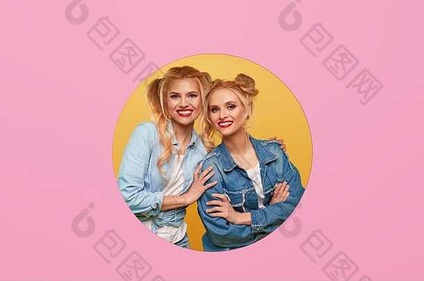 两位年轻、戴着快乐鞋的女朋友站在粉色背景上。双胞胎从背景的一个洞里窥视出来。大折扣季节