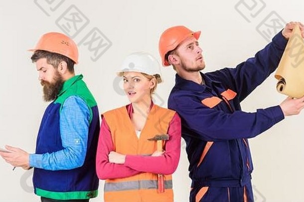 戴头盔的男人和女人无忧无虑地用锤子和投影，白色背景。分离概念。检查员忙，<strong>员工</strong>粗心。建筑工人、建筑师、修理工工作懒散。