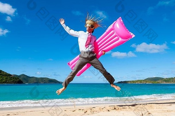 快乐商人穿稻草他超大号的太阳镜跳快乐粉红色的lilo热带海滩