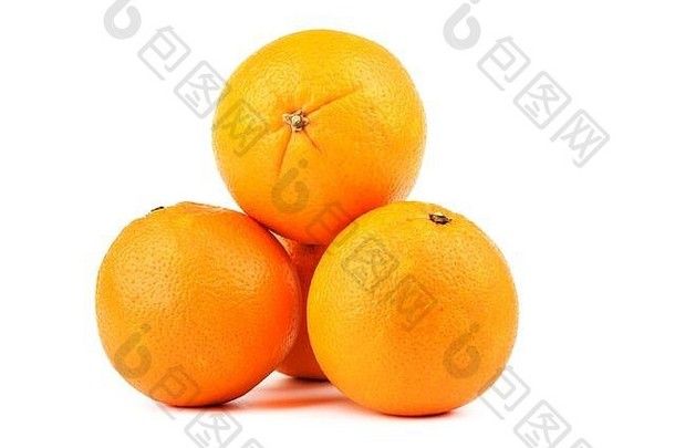 在白色背景上分离出四个成熟的橙子。未去皮的成熟橙子。空间。