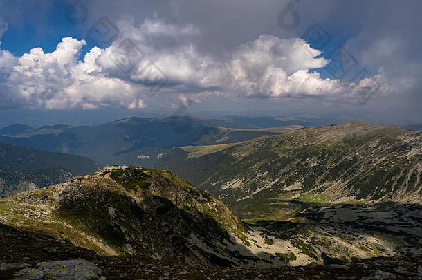 徒步旅行者爱好者在3天的徒步旅行中到达海拔2519米的巴拉古尔马尔。巴拉古尔·马尔是罗马尼亚第四<strong>高峰会</strong>。