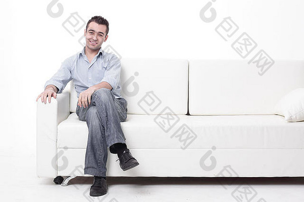 坐在现代沙发上的年轻人