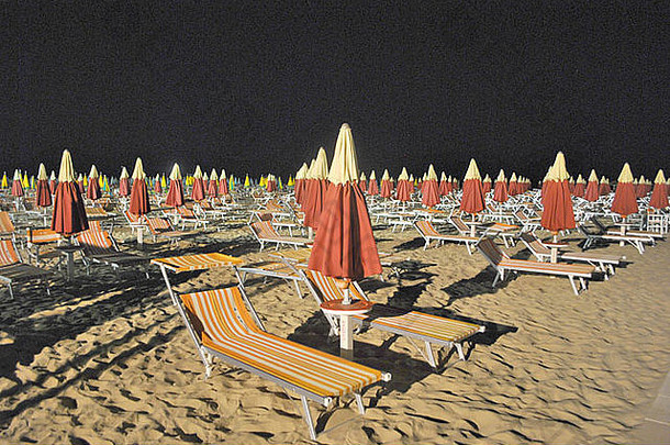 雨伞海滩甲板椅子太阳保护俯瞰亚得里亚海海意大利