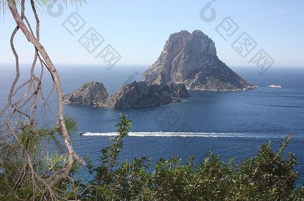 位于西班牙伊比沙岛的卡拉德霍特海岸前的神奇的埃斯韦德拉岛，旁边是一个小的埃斯韦德拉内尔岛