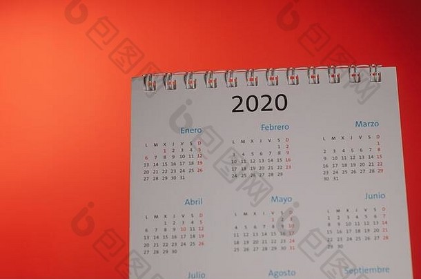 桌子上的<strong>2020年</strong>新<strong>年日历</strong>，红色照明背景。计划，组织新的一<strong>年</strong>，新的一<strong>年</strong>的几个月。对象的特写视图