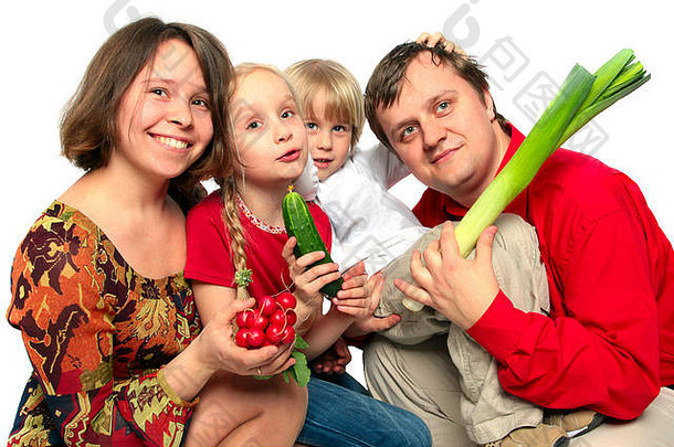 男人，女人，女孩和男孩。有蔬菜的快乐的年轻家庭：萝卜、韭菜、洋葱和黄瓜