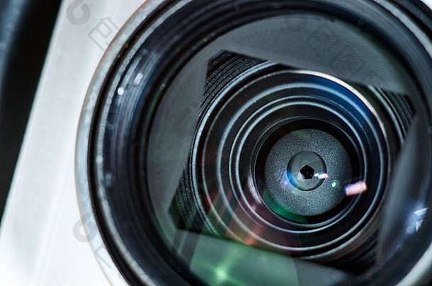 小型摄像机（点对点拍摄）镜头和光圈刀片机构的特写镜头。反射、闪光