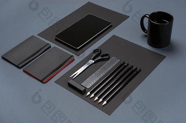 平躺空白黑色的纸表黑色的文具项目咖啡杯灰色的桌面模拟