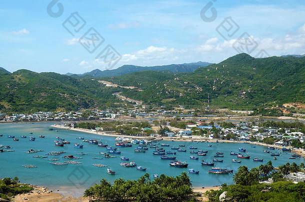 美丽的越南海滩全景，永海湾，宁顺，渔村船锚群