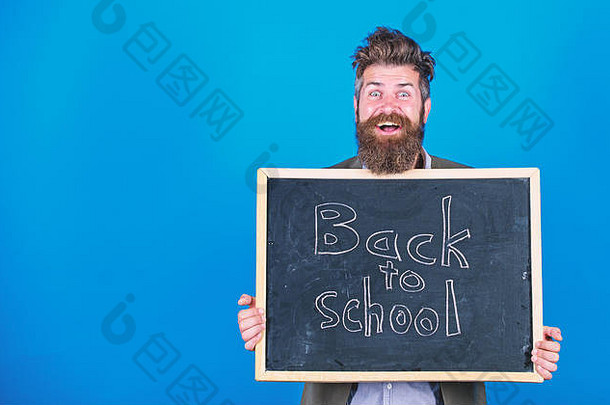 留着胡子的老师站起来，拿着写有铭文的黑板回到学校的蓝色背景。老师邀请学生继续学习。继续和我们一起学习。新学期在学校。