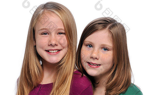 两姐妹在白色的背景下面带微笑
