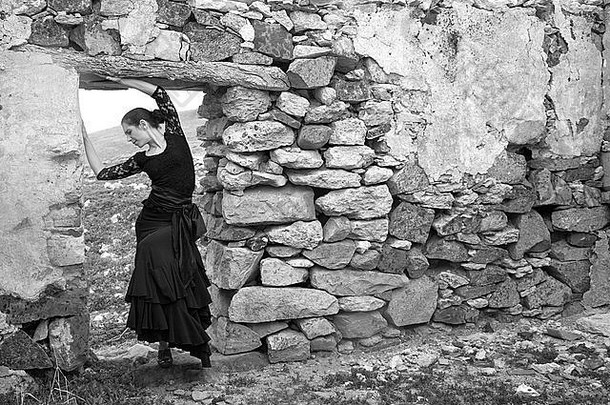 在一个被毁坏的房子里，一个被遗弃的农场里的弗拉姆科舞者