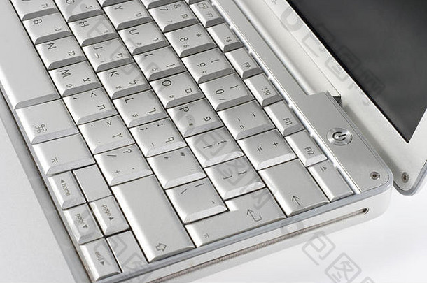 银色笔记本电脑键盘特写