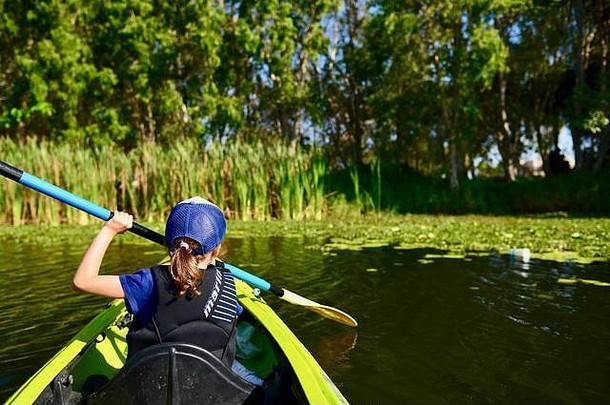 澳大利亚昆士兰州罗斯河，孩子们在美丽的天气里划独木舟