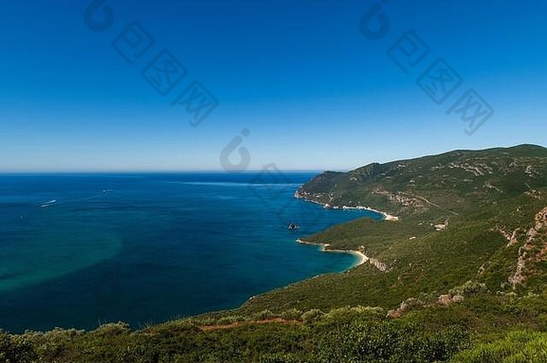 葡萄牙塞图巴尔附近的Arrabida自然公园的海湾风景和船只；葡萄牙暑期度假和旅游的概念