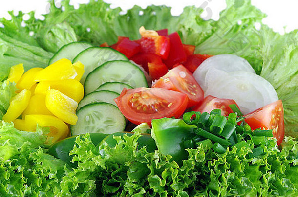 白色背景上的蔬菜沙拉照片