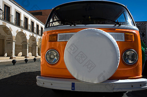 一辆停在西班牙巴达霍兹高广场的经典橙色面包车