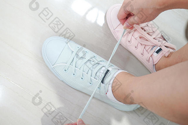 gal在运动和<strong>时尚</strong>鞋店尝试粉彩运动鞋粉彩色调和颜色。