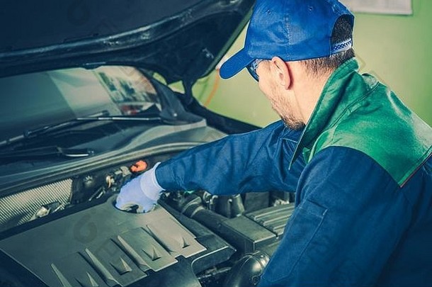 车辆维护经销商汽车服务高加索人技术员检查车引擎