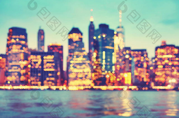 日落后曼哈顿建筑物和街灯<strong>模糊</strong>，应用色调，美国纽约市。