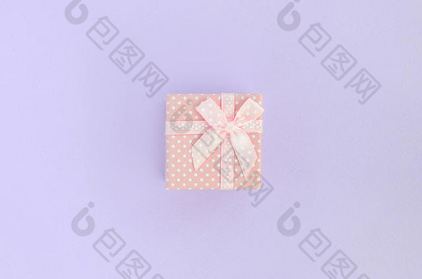 小粉红色的礼物盒子丝带谎言紫罗兰色的背景极简主义平躺前视图