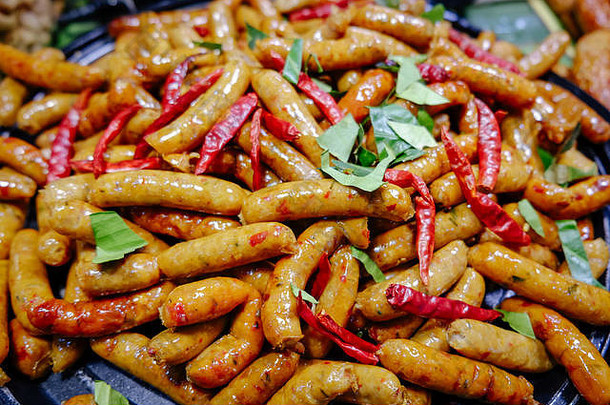 泰国北部的辛辣草本香肠，用平底锅新鲜烹制，在泰国当地市场出售。即食街头食品。