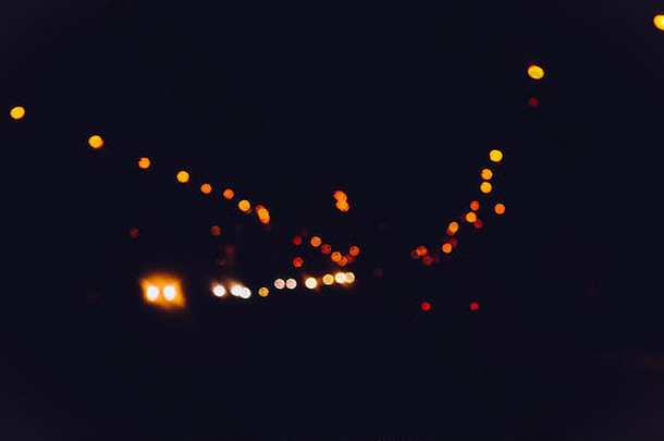 晚上路跟踪汽车头灯多雨的窗口<strong>背景</strong>模糊旅行概念