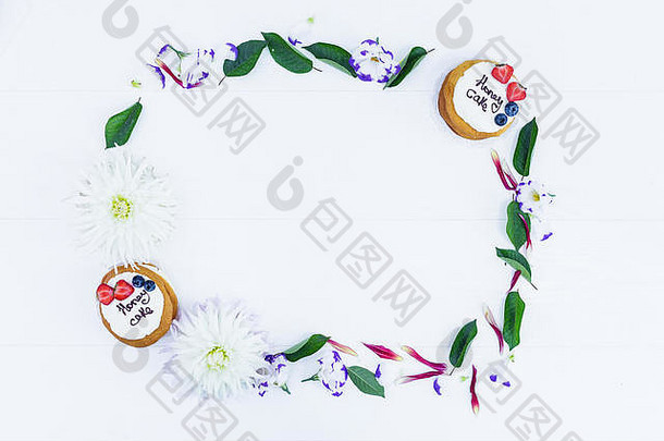 用百日咳馅饼装饰的花和叶的框架。顶视图。白色背景。