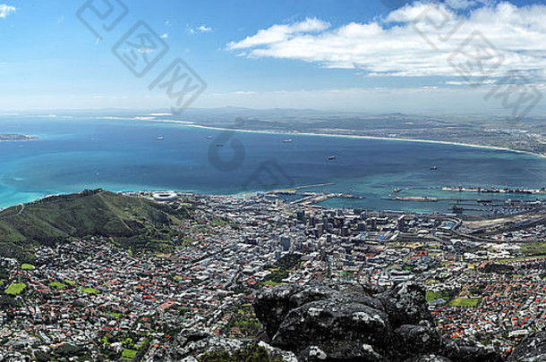 从Table Mountain山顶俯瞰南非开普敦。