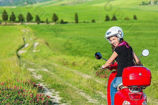 骑摩托车旅行的年轻女子