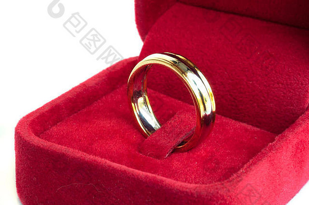 红色盒子里的金结婚戒指。