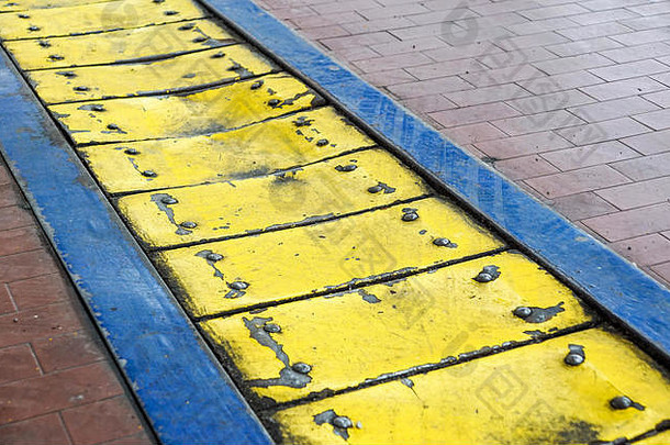 黄色的金属板工业anti-fall地板上面板
