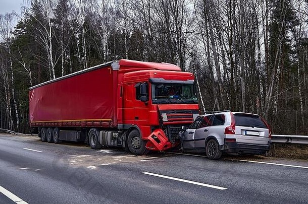 2020年1月24日，拉脱维亚索里西：一辆与重型卡车相撞的汽车，运输背景
