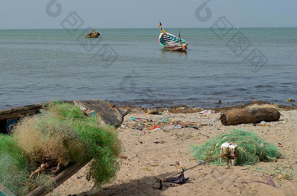 塞内加尔渔村海滩上的复丝网