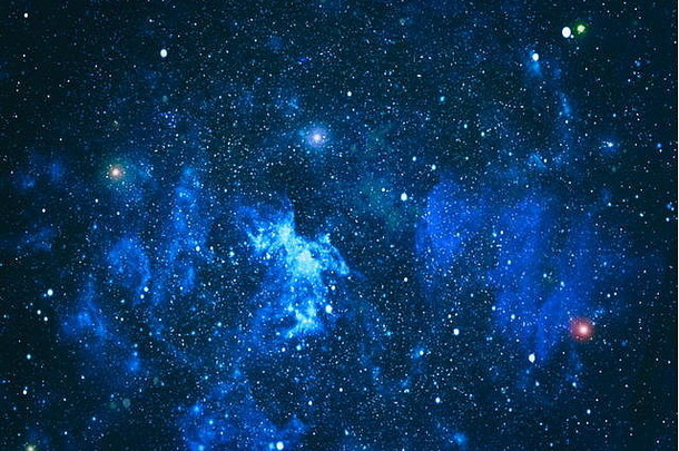 有许多星星的蓝色夜空。空间背景上的银河系