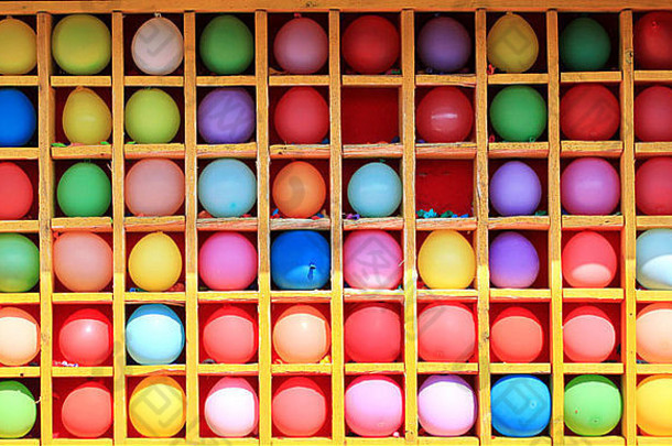 方形单元格中的彩色气球