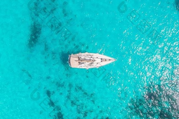 空中前视图白色游艇帆站珊瑚礁蓝色的透明的绿松石海概念旅行