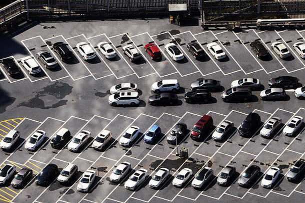 一个停车场的鸟瞰图，有许多停着的汽车。