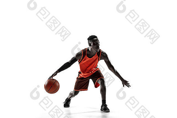 在白色工作室背景上，一名篮球运动员拿着一个孤立的球的全长肖像。广告概念。为非洲和非洲运动员提供健身球。运动，活动，运动概念。