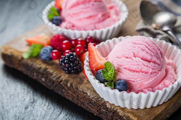 新鲜水果浆果冰淇淋