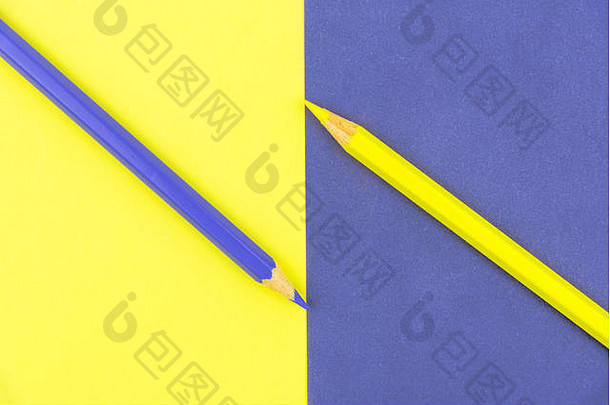 黄色和紫色铅笔和纸，抽象对比概念图像