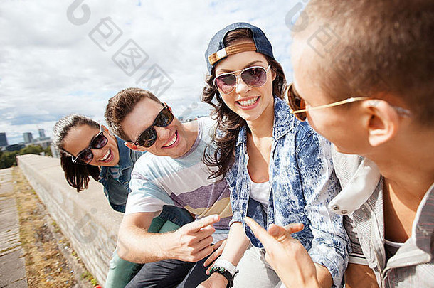 一群青少年在外面闲逛