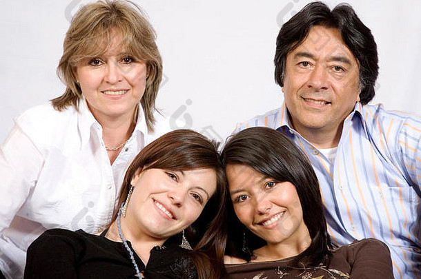 浅灰色背景下的拉丁美洲家庭