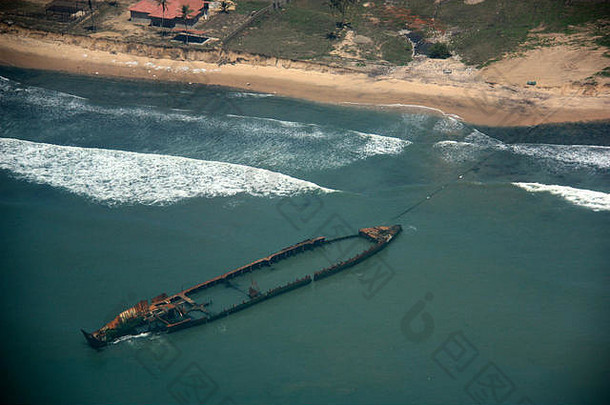 加纳海岸一艘锈迹斑斑的船只残骸鸟瞰图