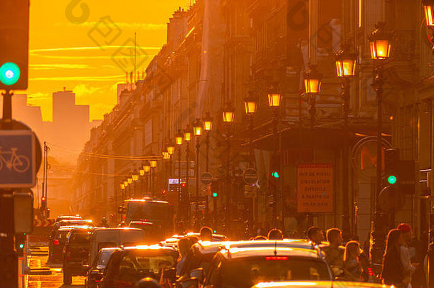 法国巴黎密集的街交通夏天日落